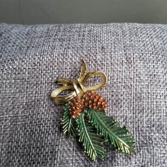Gerrys Vintage Pine Bough with Pine Cones Brooch - Picture 5 of 6